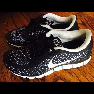 Nike Black / White Sneakers Size 8 Mint Condition